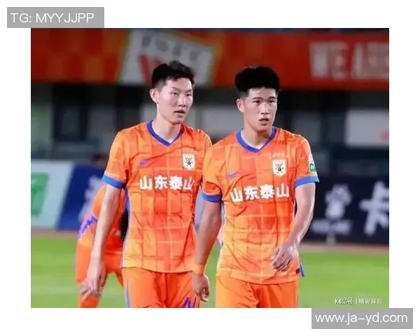 彭啸头球解围展现防守智慧助力球队稳固后防线