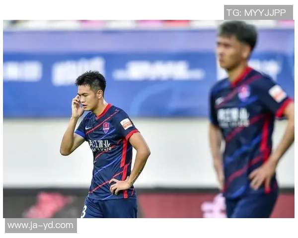 杨立瑜精彩破门得分助力球队逆转胜利展现超强实力